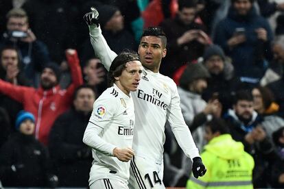 Casemiro celebra junto a su compañero Luka Modric su gol ante el Sevilla.