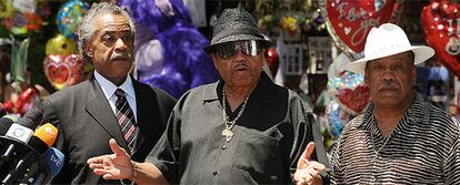 Joe Jackson, franqueado por el reverendo Al Sharpton y por Marshall Thompson, durante la rueda de prensa frente a su casa, en Encino (California).