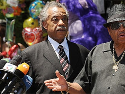 Joe Jackson, franqueado por el reverendo Al Sharpton y por Marshall Thompson, durante la rueda de prensa frente a su casa, en Encino (California).