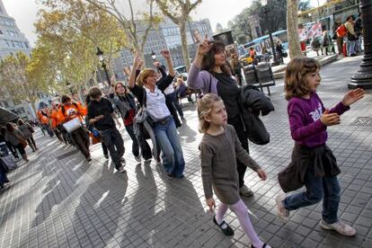 Profesores de la escuela concertada protestan por los recortes en Valencia.