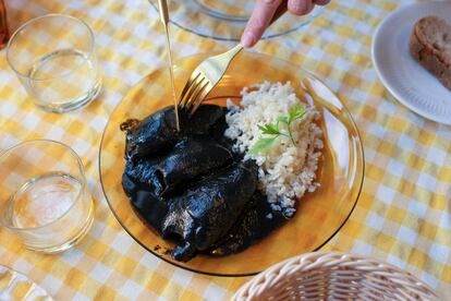 Chipirones en su tinta con arroz blanco y vajilla de Duralex, en el Txakoli del Paladar, dirigido por Zuriñe García en Portugalete (Bizkaia). Imagen proporcionada por Guía Repsol.