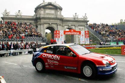 Carlos Sainz maniobra con su Citröen frente a la Puerta de Alcalá.