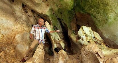 Manuel Laza Zer&oacute;n muestra el &#039;mal verde&#039; en la Cueva del Tesoro.