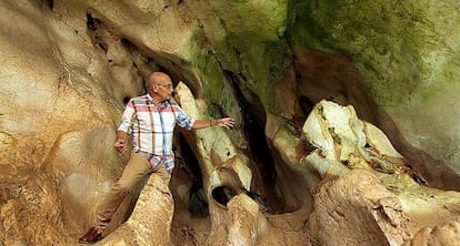 Manuel Laza Zerón muestra el 'mal verde' en la Cueva del Tesoro.