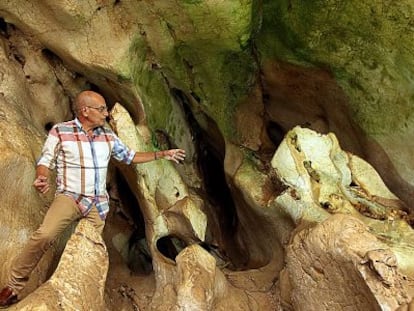 Manuel Laza Zer&oacute;n muestra el &#039;mal verde&#039; en la Cueva del Tesoro.