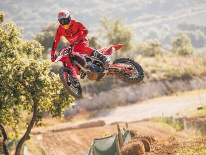 Marc Márquez se entrena en el circuito de motocross El Bosquet, en Lleida, este martes. En vídeo, imágenes del entrenamiento.