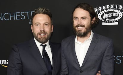 De izquierda a derecha, Ben y Casey Affleck.