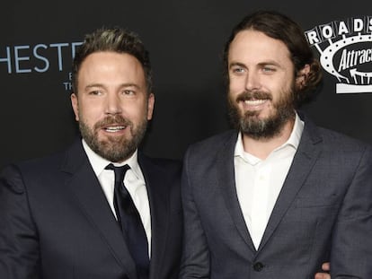 De izquierda a derecha, Ben y Casey Affleck.