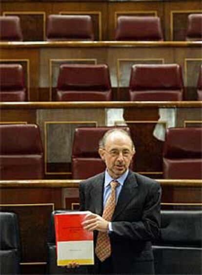 Cristóbal Montoro, con un tomo de los Presupuestos.