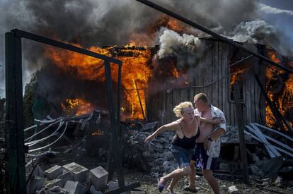 Imagem da fotógrafa Valery Melnikov, da agência Rossiya Segodnya, ganhadora do primeiro prêmio da categoria ‘Projetos de Longo Prazo’. A série fotográfica, chamada ‘Dias Negros na Ucrânia’, mostra vítimas do conflito ucraniano na localidade de Luganskaya onde muitos sofrem com a morte de amigos e familiares, a perda de lares e a frustração de milhares de pessoas.