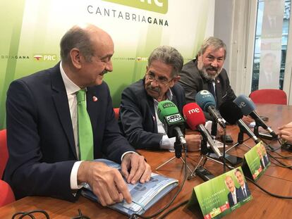 Desde la izquierda: José María Mazón, candidato al Congreso del PRC; Miguel Ángel Revilla, presidente de Cantabria; y Fernando Fernández, candidato del PRC al Senado.