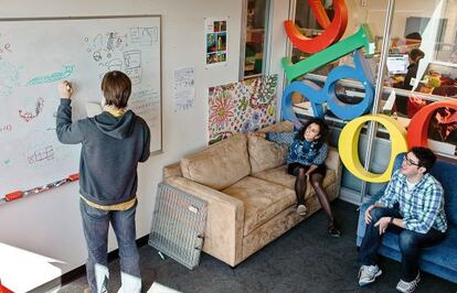 Desde la sede de Google en Mountain View, Ryan Germick supervisa un equipo formado por 10 creativos, 4 ingenieros y 2 productores.