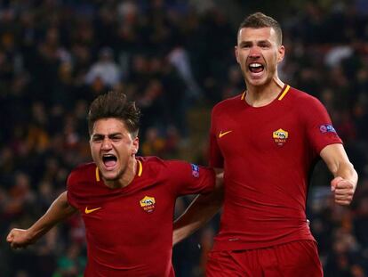 Dzeko y Under celebran un gol de la Roma. 
