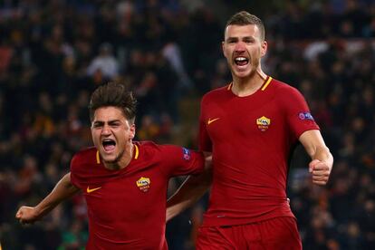 Dzeko y Under celebran un gol de la Roma. 