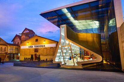 La bodega Viña Tondonia cuenta en su patio central, encajonado entre edificios históricos e industriales, con un coqueto pabellón que aloja una tienda de vinos y espacio de cata. Fue proyectado por la arquitecta angloiraquí Zaha Hadid y no podía tener otra forma que la de una elegantísima frasca. Un guiño más al enoturismo tan en auge en los últimos años.