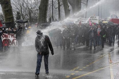 Las fuerzas de seguridad intentan dispersar a los manifestantes parisinos con un cañón de agua.