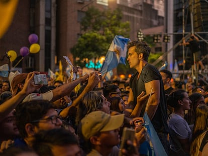 Miles de personas asistieron al cierre de campaña del candidato presidencial Javier Milei, en la ciudad de Córdoba.