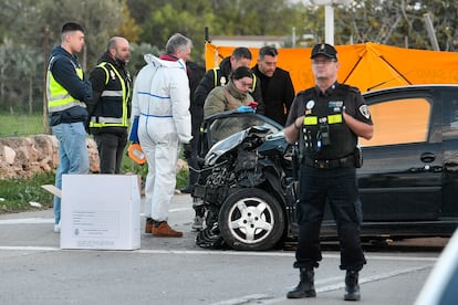 Agentes de la Polica Local de Palma y de la Polica Nacional junto a uno de los coches implicados en el accidente que ha desvelado el asesinato machista de una mujer en la capital mallorquina.