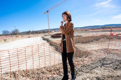 La ministra de Ciencia e Innovación, Diana Morant, posa junto a los terrenos donde se ubicará la infraestructura del acelerador de partículas (IFMIF-DONES).
