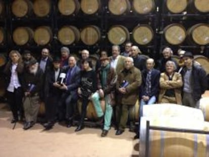 Los poetas y pintores que participan en la iniciativa solidaria de Emina posan junto a Carlos Moro, presidente de Matarromera (en el centro, con corbata), en las bodegas de la compa&ntilde;&iacute;a.