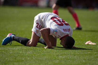 Vitolo se duele sobre el césped tras recibir una falta.