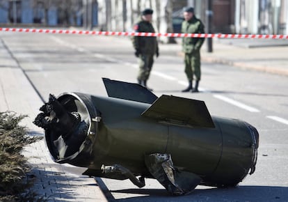 Un fragmento de un misil ruso en una calle de Donetsk tras un bombardeo, este lunes. La Organización para la Cooperación y el Desarrollo Económicos (OCDE) considera que es el momento de pensar un Plan Marshall para ayudar a Ucrania, en parecidos términos a aquel lanzado en 1947 por el entonces secretario de Estado de EE UU, George Marshall, para la reconstrucción de Europa tras la II Guerra Mundial.