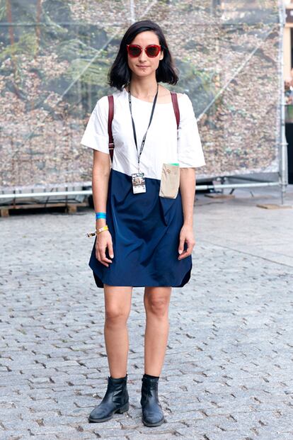 Majo Arevalo, fotógrafa de 'street style', vino desde Chile para no perderse el festival. Lleva vestido de Purificación García, gafas de Miu Miu y botines de Hush Puppies.