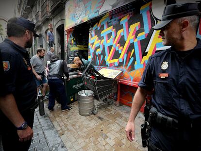 Agentes de la Policía Nacional han desalojado sin incidentes ni detenciones el centro social Patio Maravillas.