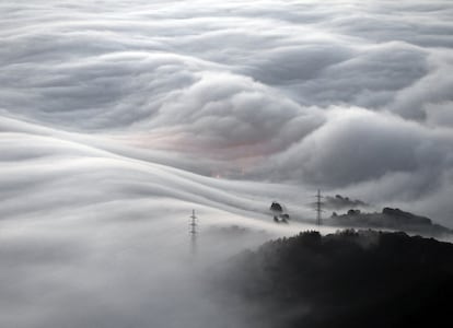 Un espeso manto de niebla cubre la comarca de Pamplona.