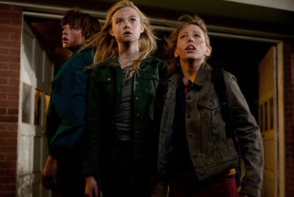 De izquierda a derecha, Joel Courtney, Elle Fanning y Ryan Lee, en un fotograma de <i>Súper 8.</i>