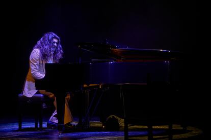 Israel Fernández, al piano durante el concierto.