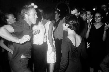 A?o 1964. Steve McQueen baila con su esposa Neile Adams en el club Le Bilboquet en Saint Germain des Prs, Pars.