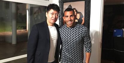 Tévez junto a un directivo del Shanghai Shenhua.