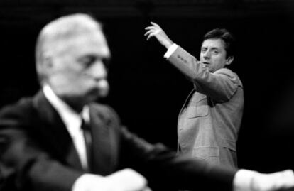 Los actores José María Rodero y Manuel Galiana en 'El veneno del teatro' durante una representación en el Teatro María Guerrero en 1985.