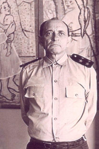 El comandante Sotomayor, con el uniforme del DRIL. Detrás, sus pinturas.