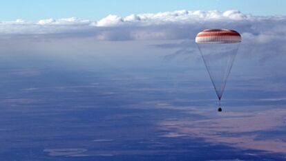 Descenso con paracaídas de la cápsula <i>Soyuz TMA-21</i> con los astronautas Alexander Samokutyayev, Ron Garan y Andrei Borisenko a bordo, procedentes de la Estación Espacial Internacional.