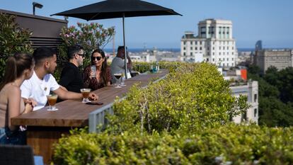 Turistas en la terraza de un hotel de Barcelona, en una imagen de archivo.