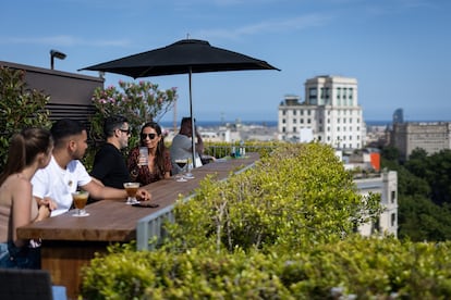 Turistas en la terraza de un hotel de Barcelona, en verano pasado.