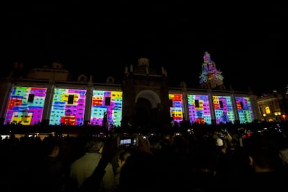 El color sobre la Catedral Metropolitana, ubicada junto al Palacio de Gobierno, es obra del artista e iluminador Yves Moreux.