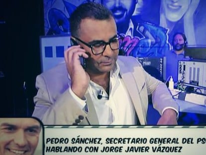 El presentador Jorge Javier Vázquez llama por teléfono a Pedro Sánchez en el programa 'Sálvame', en 2014.