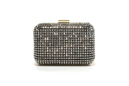 Joya: para una noche de fiesta Zara te propone este clutch con incrustaciones metálicas (45,99 euros).