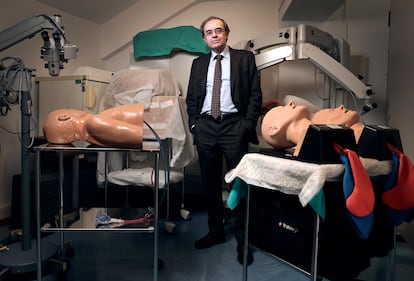 Javier Arias, decano de la Facultad de Medicina, en uno de los laboratorios de la facultad.