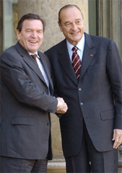 El canciller alemán, Gerhard Schröder, (izquierda) y el presidente francés, Jacques Chirac, posan para las cámaras a la entrada del Palacio Elíseo.