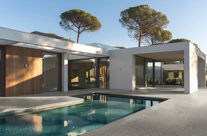 El gres porcelánico con efecto terrazo, Ragno Realstone Ceppo, de la firma Marazzi, es ideal para zonas de exterior.