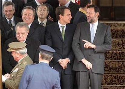 José Luis Rodríguez Zapatero (centro) y Mariano Rajoy (a la derecha) conversan ayer en el Congreso en presencia de Fernando Álvarez de Miranda (en primera fila) y Luis de Grandes, Xavier Trias y Jordi Solé Tura (en segundo plano).