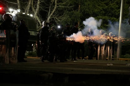 La policía turca carga contra un grupo de manifestantes por la detención de Ekrem Imamoglu, este jueves en Ankara.