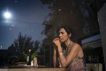 La escritora Edurne Portela, el martes en una cafetería de Madrid.