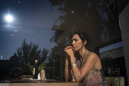 La escritora Edurne Portela, el martes en una cafetería de Madrid.