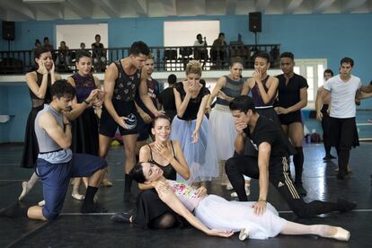 Ensayo general de Giselle, con Viengsay Valdés en el rol principal, junto a Rafael Quenedit y el cuerpo de baile de la compañía.