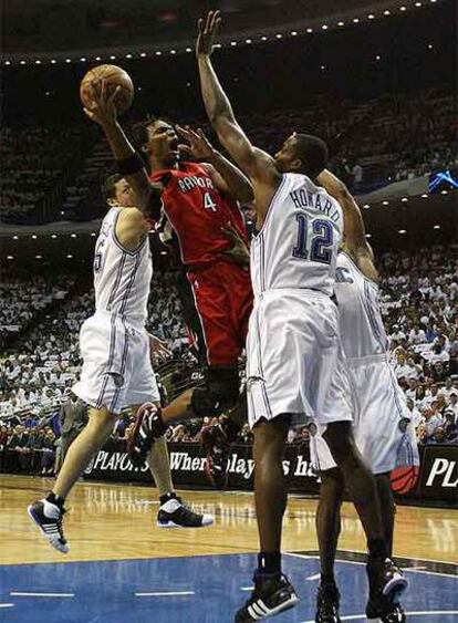 Chris Bosh intenta entrar a canasta
